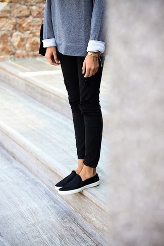 Comment porter des baskets à enfiler noires et blanches: Associe un pull surdimensionné gris avec un jean skinny déchiré noir pour créer un look génial et idéal le week-end. Une paire de baskets à enfiler noires et blanches est une option parfait pour complèter cette tenue.