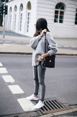 Comment porter un jean déchiré gris: Harmonise un pull surdimensionné gris avec un jean déchiré gris pour créer un look génial et idéal le week-end. Cette tenue est parfait avec une paire de baskets basses en cuir blanches et noires.