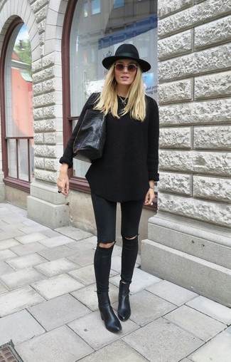 Comment porter un pull surdimensionné noir: Pense à porter un pull surdimensionné noir et un jean skinny déchiré noir pour un look confortable et décontracté. Assortis ce look avec une paire de bottines en cuir noires.