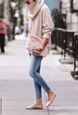 Comment porter des slippers en cuir marron clair: Associe un pull surdimensionné beige avec un jean skinny bleu clair pour une tenue idéale le week-end. Une paire de slippers en cuir marron clair est une façon simple d'améliorer ton look.