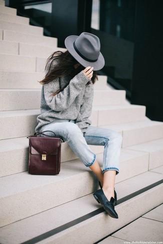 Comment porter un pull surdimensionné en tricot gris: Porte un pull surdimensionné en tricot gris et un jean bleu clair pour un look idéal le week-end. D'une humeur audacieuse? Complète ta tenue avec une paire de slippers en cuir noirs.