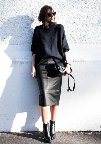 Comment porter une jupe crayon en cuir noire: Pour une tenue de tous les jours pleine de caractère et de personnalité harmonise un pull surdimensionné noir avec une jupe crayon en cuir noire. Cette tenue est parfait avec une paire de bottines en cuir noires.