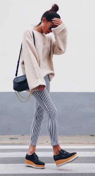 Comment porter un pull surdimensionné beige: Associe un pull surdimensionné beige avec des leggings à rayures verticales noirs et blancs pour une tenue relax mais stylée. Une paire de mocassins plateforme en cuir noirs est une façon simple d'améliorer ton look.