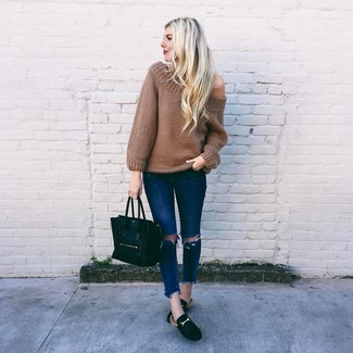 Comment porter un pull surdimensionné marron: Harmonise un pull surdimensionné marron avec un jean skinny déchiré bleu marine pour une tenue idéale le week-end. Une paire de slippers en cuir noirs est une façon simple d'améliorer ton look.