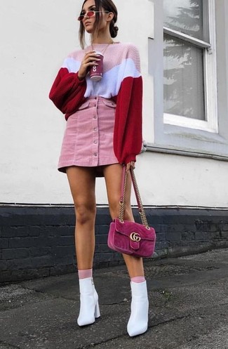 Comment porter un sac bandoulière fuchsia: Associe un pull surdimensionné en tricot rose avec un sac bandoulière fuchsia pour une tenue relax mais stylée. Une paire de bottines en cuir blanches s'intégrera de manière fluide à une grande variété de tenues.