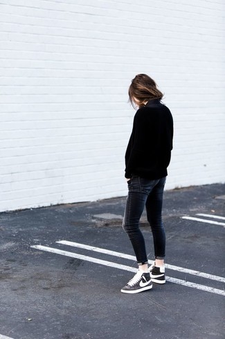 Comment porter un jean skinny gris foncé pour un style relax: Porte un pull surdimensionné noir et un jean skinny gris foncé pour un look confortable et décontracté. Complète ce look avec une paire de baskets montantes noires et blanches.