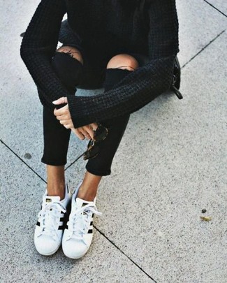 Comment porter un pull surdimensionné noir: Associe un pull surdimensionné noir avec un jean skinny déchiré noir pour créer un look génial et idéal le week-end. Une paire de baskets basses blanches est une option avisé pour complèter cette tenue.