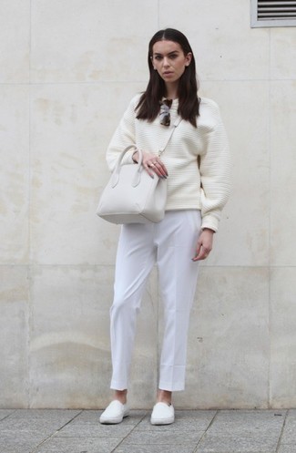 Tenue: Pull surdimensionné blanc, Pantalon de costume blanc, Baskets à enfiler blanches, Sac fourre-tout en cuir blanc