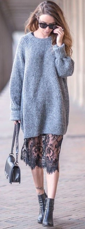Comment porter un pull surdimensionné en tricot gris: Essaie d'associer un pull surdimensionné en tricot gris avec une robe midi en dentelle noire pour une tenue idéale le week-end. Une paire de bottines en cuir noires est une option génial pour complèter cette tenue.