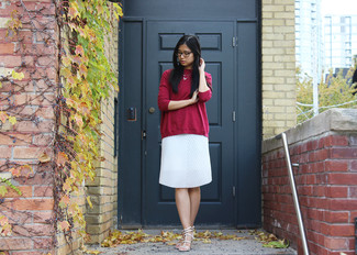 Comment porter une jupe mi-longue blanche: Pense à associer un pull surdimensionné rouge avec une jupe mi-longue blanche pour un look de tous les jours facile à porter. Termine ce look avec une paire de sandales à talons en cuir beiges.