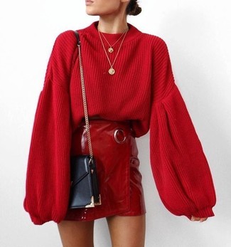 Comment porter un pull surdimensionné en tricot rouge: Pense à opter pour un pull surdimensionné en tricot rouge et une minijupe en cuir rouge pour une tenue idéale le week-end.