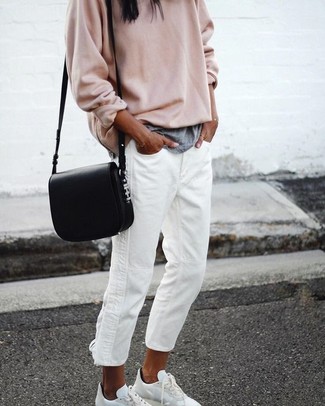 Comment porter un pull surdimensionné beige: Porte un pull surdimensionné beige et un jean boyfriend blanc pour créer un look génial et idéal le week-end. Cet ensemble est parfait avec une paire de baskets basses blanches.