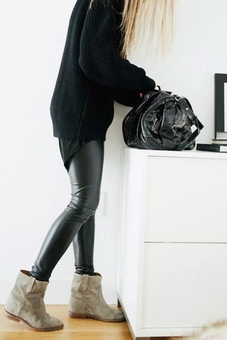Comment porter un pull surdimensionné noir: Marie un pull surdimensionné noir avec des leggings en cuir noirs pour une tenue relax mais stylée. Cet ensemble est parfait avec une paire de bottines en daim beiges.
