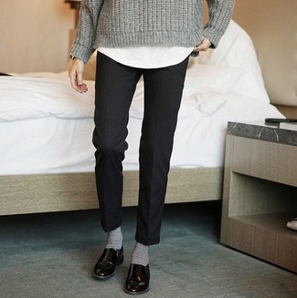 Tenue: Pull surdimensionné en tricot gris, T-shirt à col rond blanc, Pantalon de costume noir, Slippers en cuir noirs