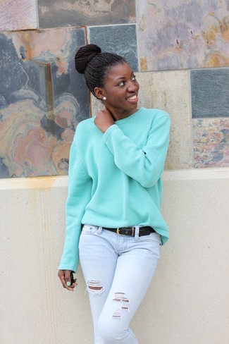 Comment porter un pull surdimensionné vert menthe: Pense à marier un pull surdimensionné vert menthe avec un jean skinny déchiré bleu clair pour créer un look génial et idéal le week-end.
