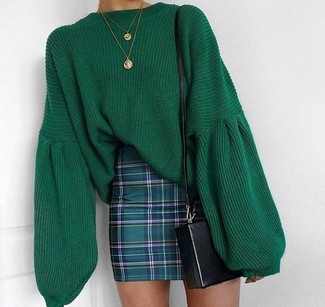 Comment porter une minijupe vert foncé: Pense à harmoniser un pull surdimensionné en tricot vert avec une minijupe vert foncé pour une tenue idéale le week-end.