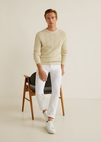 Un jean à porter avec des baskets basses blanc et bleu à 30 ans: Essaie d'harmoniser un pull torsadé beige avec un jean pour obtenir un look relax mais stylé. Complète ce look avec une paire de baskets basses blanc et bleu.