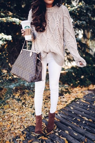 Comment porter un jean skinny blanc: Essaie d'associer un pull torsadé beige avec un jean skinny blanc pour obtenir un look relax mais stylé. Cette tenue est parfait avec une paire de bottines en daim marron.