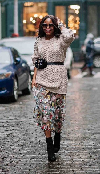 Comment porter une jupe longue de tulle à fleurs grise: Harmonise un pull torsadé beige avec une jupe longue de tulle à fleurs grise pour une impression décontractée. Une paire de bottines en cuir noires est une option astucieux pour complèter cette tenue.