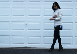 Comment porter un pull torsadé blanc: Pense à harmoniser un pull torsadé blanc avec un jean skinny noir pour un look de tous les jours facile à porter. Une paire de bottines en cuir noires est une option judicieux pour complèter cette tenue.
