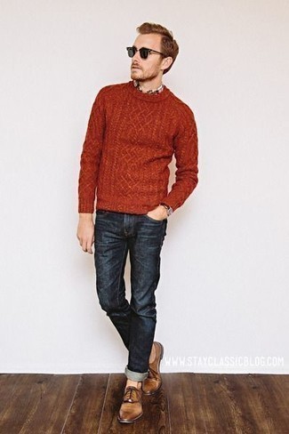 Comment porter des chaussures richelieu en cuir marron clair: Opte pour un pull torsadé rouge avec un jean bleu marine pour une tenue idéale le week-end. Habille ta tenue avec une paire de chaussures richelieu en cuir marron clair.