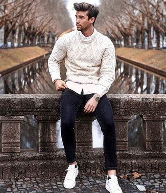 Comment porter un pull torsadé blanc avec un jean noir: Pense à porter un pull torsadé blanc et un jean noir pour obtenir un look relax mais stylé. Complète ce look avec une paire de baskets basses en cuir blanches.