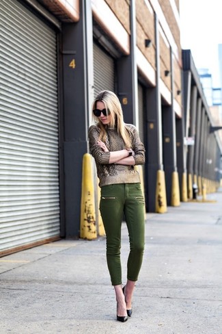 Comment porter un pantacourt vert: Porte un pull torsadé doré et un pantacourt vert pour achever un look chic. Une paire de escarpins en cuir noirs est une option parfait pour complèter cette tenue.