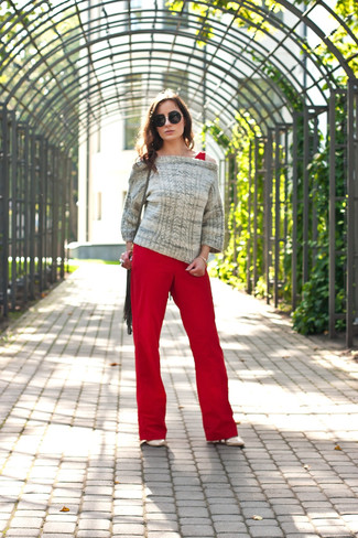 Comment porter une combinaison pantalon rouge: Pour créer une tenue idéale pour un déjeuner entre amis le week-end, pense à porter un pull torsadé gris et une combinaison pantalon rouge. Une paire de escarpins en cuir beiges est une option génial pour complèter cette tenue.