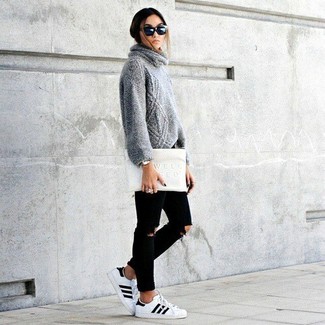 Comment porter un pull torsadé gris: Essaie de marier un pull torsadé gris avec un jean skinny déchiré noir pour une impression décontractée. Une paire de baskets basses blanches est une option avisé pour complèter cette tenue.
