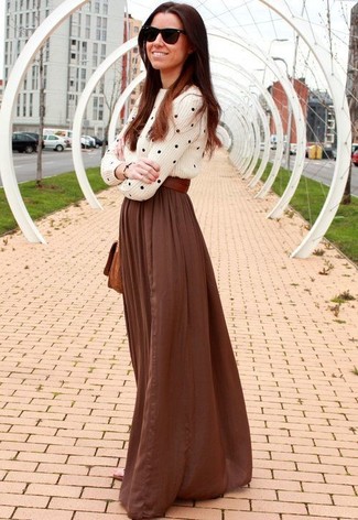 Comment porter une jupe marron: Harmonise un pull torsadé á pois blanc et noir avec une jupe marron pour créer un look génial et idéal le week-end.