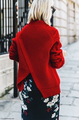 Comment porter une jupe crayon à fleurs noire: Pense à harmoniser un pull torsadé rouge avec une jupe crayon à fleurs noire pour achever un style chic et glamour.