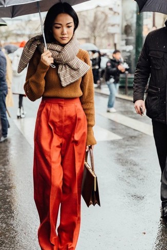 Comment porter un pull torsadé marron: Choisis un pull torsadé marron et un pantalon large orange pour achever un look chic.