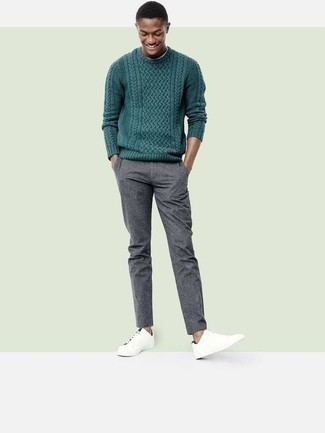 Tenue: Pull torsadé vert foncé, Pantalon chino en laine gris, Baskets basses en toile blanches