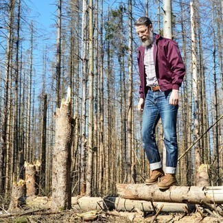 Un jean à porter avec un blouson aviateur pourpre
