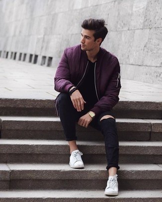 Un jean à porter avec un blouson aviateur pourpre
