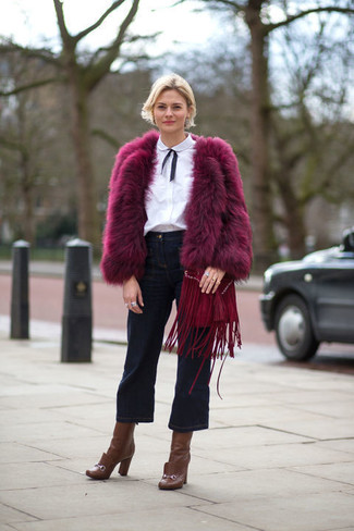 Comment porter une veste pourpre quand il fait froid