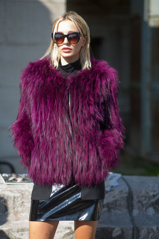 Comment porter une veste pourpre quand il fait froid