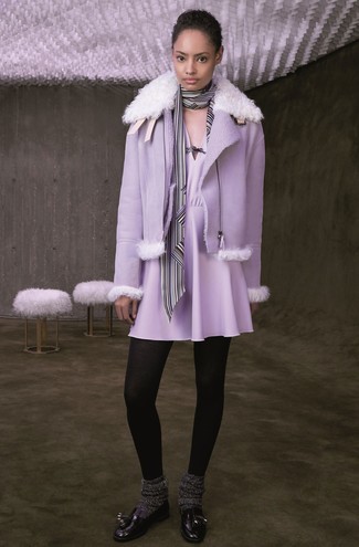 Comment porter une veste pourpre quand il fait froid