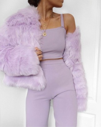 Comment porter une veste pourpre quand il fait froid