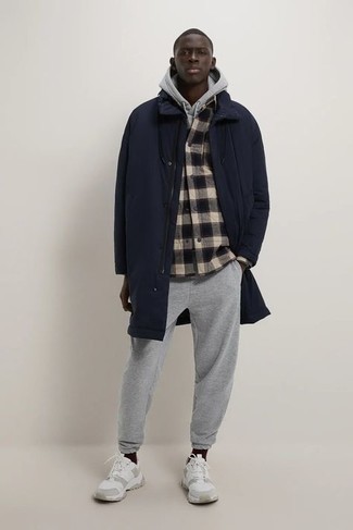 Comment porter un imperméable pour un style relax
