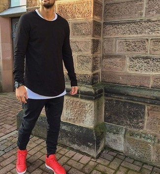 Comment porter des chaussures de sport rouge et noir