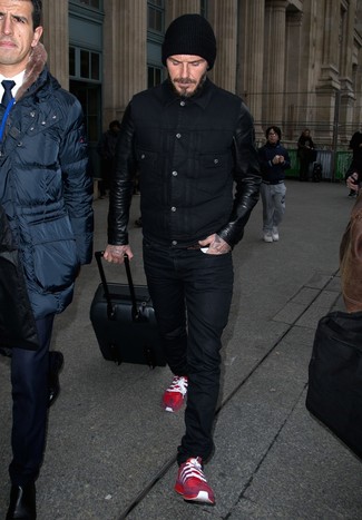 Comment porter des chaussures de sport rouge et noir