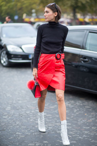 Comment porter un cartable en cuir rouge et noir