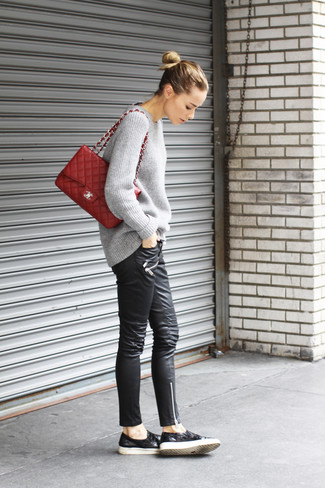 Comment porter un cartable en cuir rouge et noir