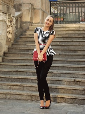 Comment porter un cartable en cuir rouge et noir