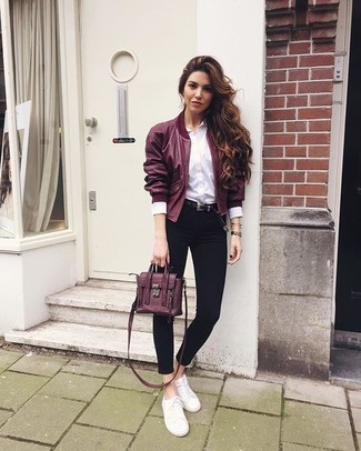 Comment porter un cartable en cuir rouge et noir
