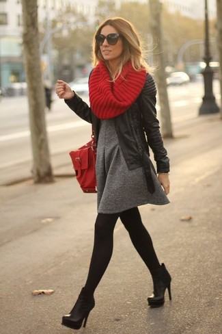 Comment porter un cartable en cuir rouge et noir