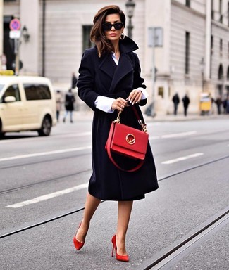 Comment porter un cartable en cuir rouge et noir