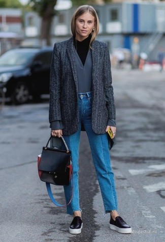 Comment porter un cartable en cuir rouge et noir