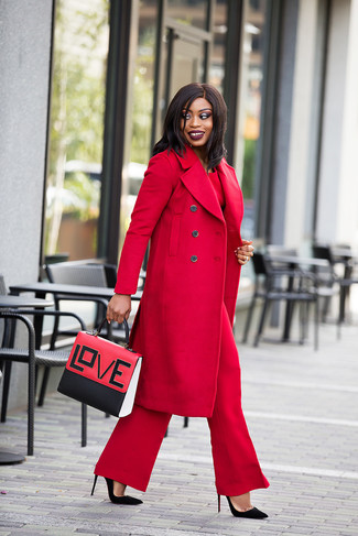 Comment porter un cartable en cuir rouge et noir